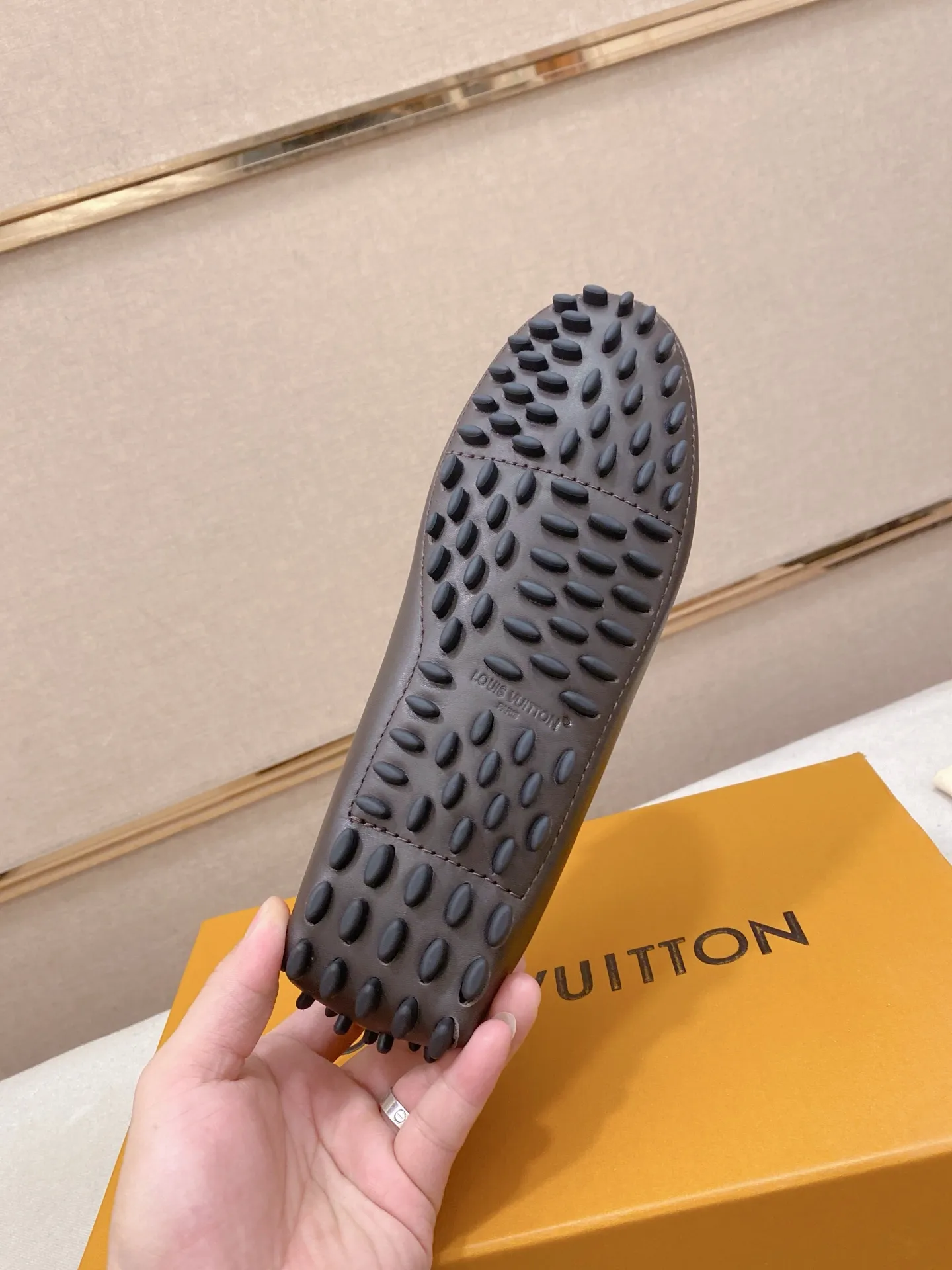 Factory price: 500💰High-end quality! LV 🆕🆕Exclusive hot-selling products in stock🔥🔥New products on the shelves, high-quality Ferragamo men's pea shoes, high-end casual driving shoes, with complete packaging! 💪 💪 Material: imported first-layer cowhide 🐂 + imported high-quality buffalo leather lining + wear-resistant outsole 👍🏻👍🏻 Features: high-end and comfortable, purely handmade 🚀 🚀 Create the perfect shoes that suit you best 🔥 🔥 Size: (38-44) 45 standard size can be customized!